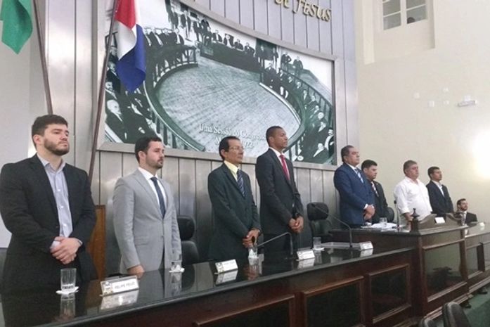 Goleiro Dida recebe homenagem na ALE