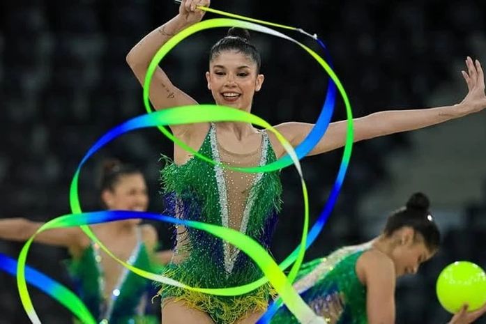 Vereador Charles Hebert propõe comenda e homenageia campeã mundial de ginástica rítmica Duda Arakaki