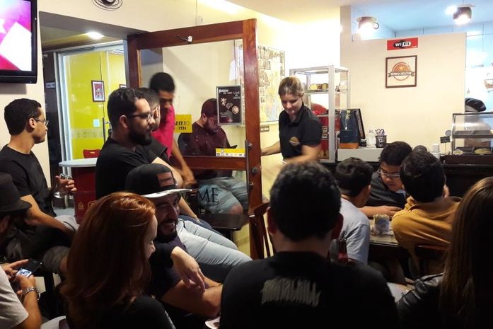 Fãs disputam espaço para ver Game of Thrones em Arapiraca