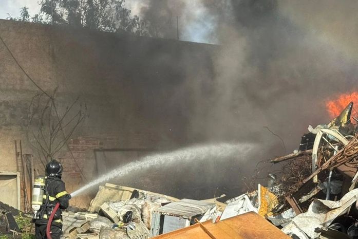Incêndio atinge ferro-velho e recicladora em Arapiraca