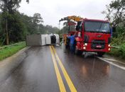 Caminhão tomba e interdita trecho da rodovia BR-316