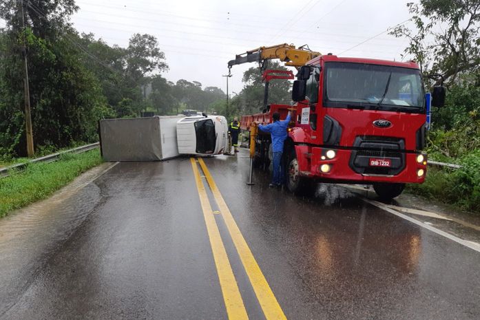 Caminhão tomba e interdita trecho da rodovia BR-316