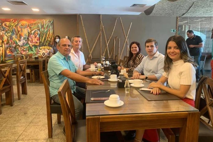 Lessa, Márcio Coelho , prefeira Lívia (no fundo) secretário Arthur e Alice, encontro durante café da manhã nesta quarta-feira, 10 em Maceió