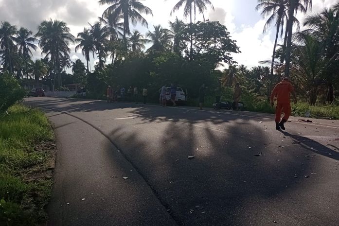 Adolescente de 17 anos morre e homem fica gravemente ferido em acidente entre carro e moto na AL-101