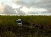 Taxista encontra carro abandonado em canavial na AL-101