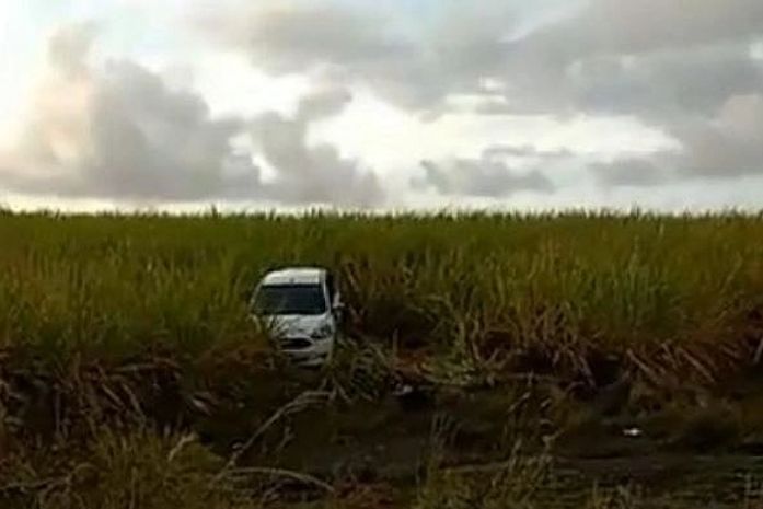 Taxista encontra carro abandonado em canavial na AL-101