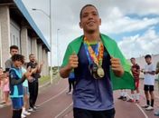 Aluno campeão brasileiro nos JEB’s é recebido em sua cidade com desfile em carro-aberto