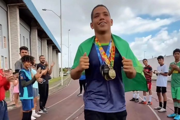 Aluno campeão brasileiro nos JEB’s é recebido em sua cidade com desfile em carro-aberto