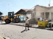 Barracas estão sendo demolidas na manhã de hoje