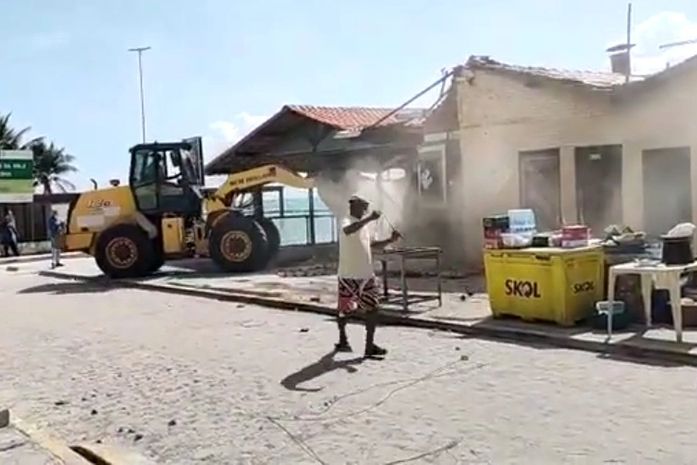 Barracas estão sendo demolidas na manhã de hoje