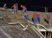 Foto registra na noite desta quinta-feira, a presença de homens atuando na obra
