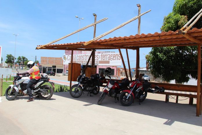 Prefeitura de Coruripe instala novos abrigos nos pontos de ônibus com madeira sustentável