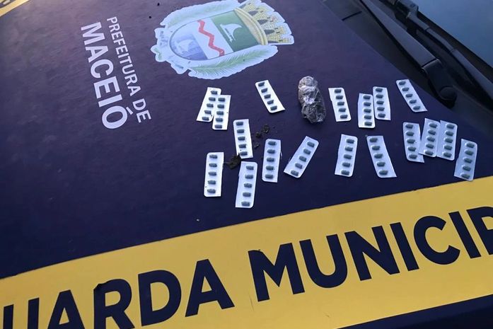 Adolescente de 17 anos é flagrado com 90 comprimidos de Rohypnol na orla da Ponta Verde