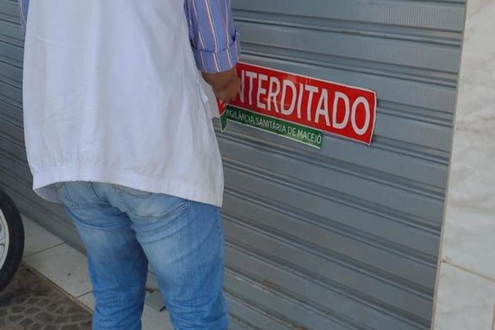Farmácias foram autuadas e responderão a processos administrativos.