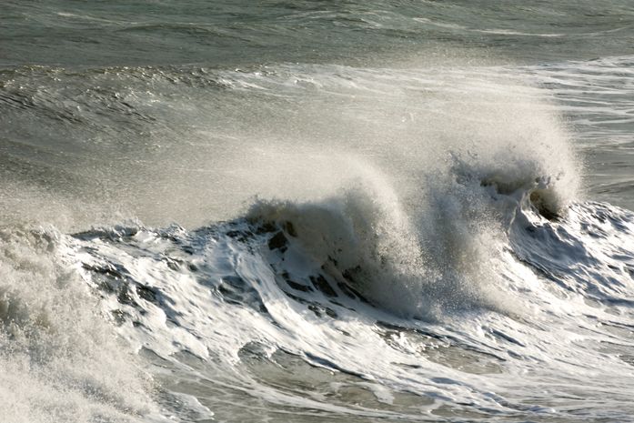 Ondas de até 3,5 metros colocam litoral de Alagoas em alerta até segunda-feira (20)