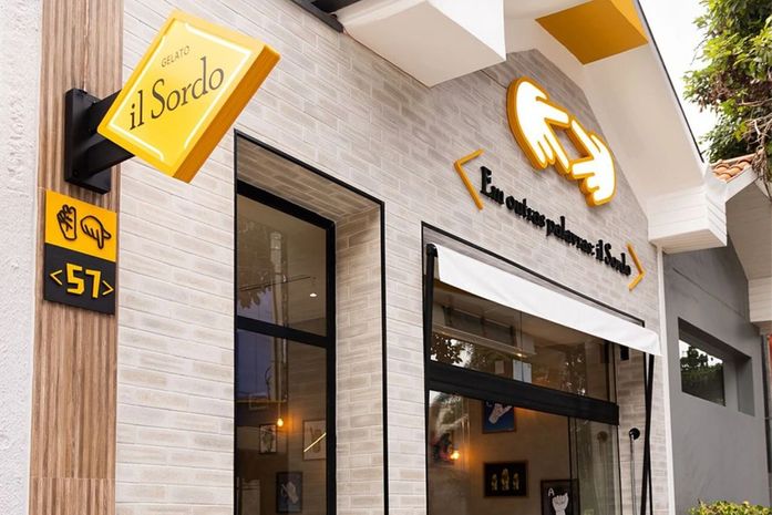 Na sorveteria il Surdo tod@s atendentes são surdos e o gesto do 'ouvir' é ressignificado como acolhimento. Legal, né?