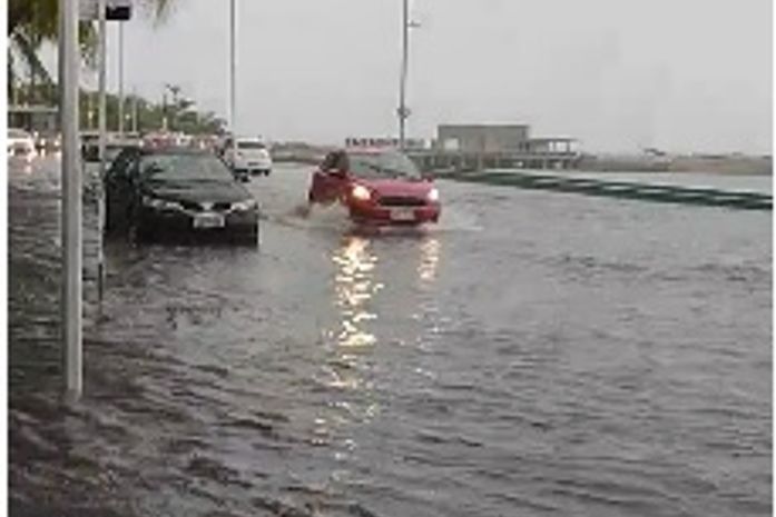 Orla de Maceió alagada após chuvas
