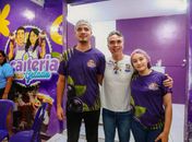 Durante caminhada em Maceió, Rafael Brito conhece casal que transformou incentivo estudantil em negócio próprio