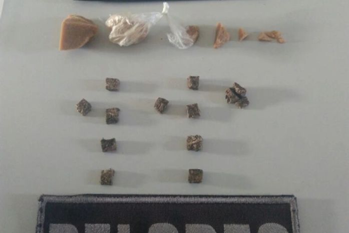 Jovem com tornozeleira eletrônica é preso por tráfico de drogas