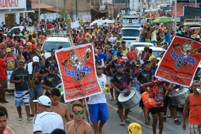 Bloco dos garçons fecha carnaval na Praia do Francês