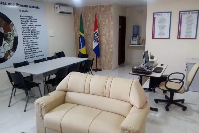 Sala ampla e confortável para receber associados do interior e capital em dias de jogos no Rei Pelé, além de encontro de reuniões