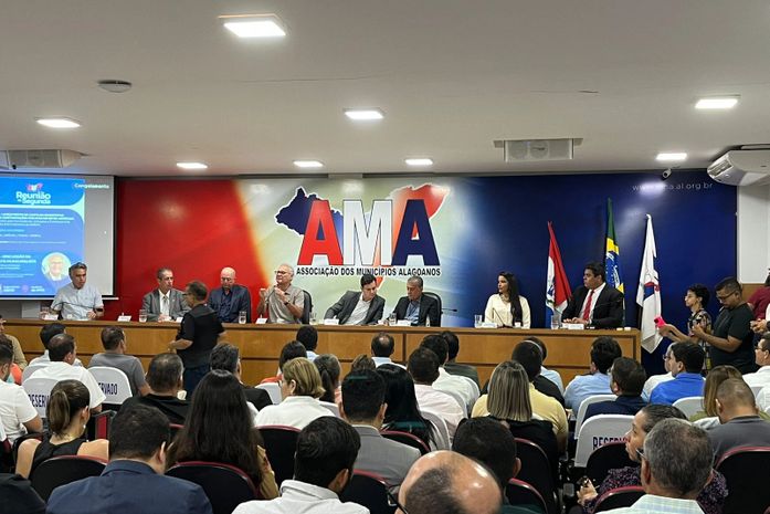 Vídeo: Renan Calheiros confirma reeleição ao Senado e diz que Renan Filho disputará governo