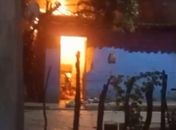 Mulher é assassinada a facadas em Penedo e familiares ateiam fogo na casa da suspeita