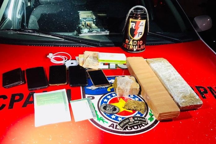 Polícia flagra homens vendendo drogas em posto de combustível em Arapiraca 