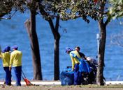 Com Covid, Bolsonaro passeia de moto e conversa sem máscaras com garis no Palácio da Alvorada