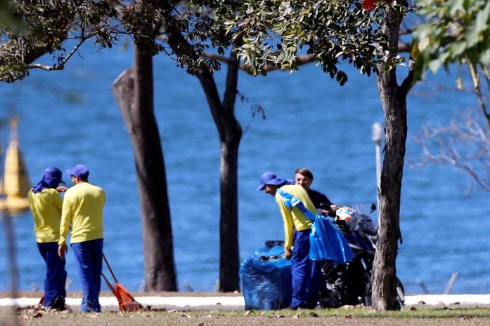Com Covid, Bolsonaro passeia de moto e conversa sem máscaras com garis no Palácio da Alvorada