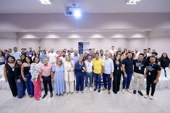 Tia Júlia prestigia formatura dos 59 primeiros contratados da AeC em Palmeira