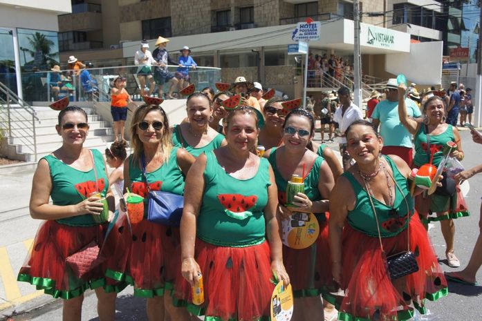 Fantasias de foliões são destaque nas prévias de carnaval em Maceió.