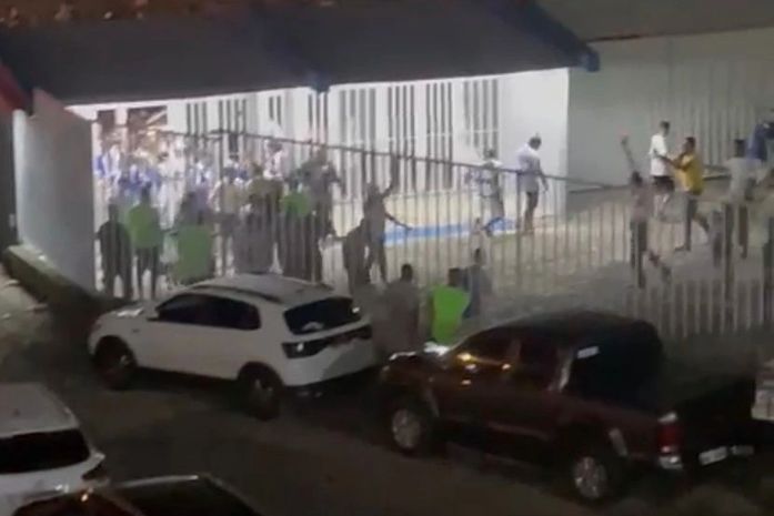 Vídeo mostra homem atirando para cima durante a entrada da torcida do CSA no Rei Pelé; veja imagens