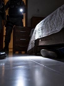 "Valentia": após agredir esposa grávida, homem foge e é encontrado embaixo de cama pela polícia