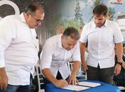 Governador Renan Filho e Prefeito Cacau, acompanhados do secretário Alexandre Ayres, assinam ordem da Nova Unidade de Saúde Básica de Marechal Deodoro

