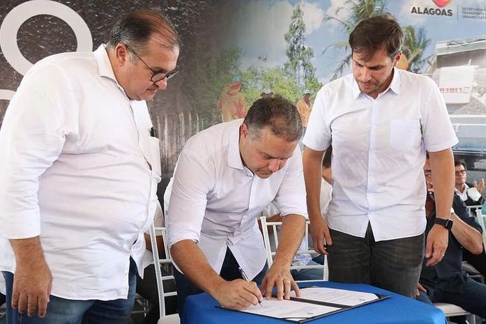 Governador Renan Filho e Prefeito Cacau, acompanhados do secretário Alexandre Ayres, assinam ordem da Nova Unidade de Saúde Básica de Marechal Deodoro