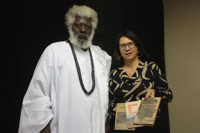 O lançamento do livro de poesias “Opará Revisitado”,aconteceu na noite desta sexta-feira (1), no auditório da Casa da Cultura, centro de Arapiraca,