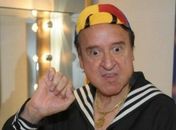 Ator de Quico diz que coronavírus ‘não existe’ e culpa maçonaria e Bill Gates