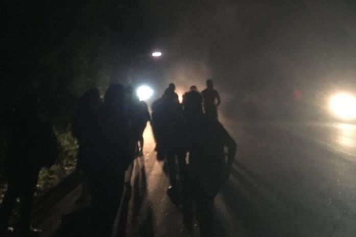 Estudantes pulam janelas durante princípio de incêndio em ônibus na BR-104