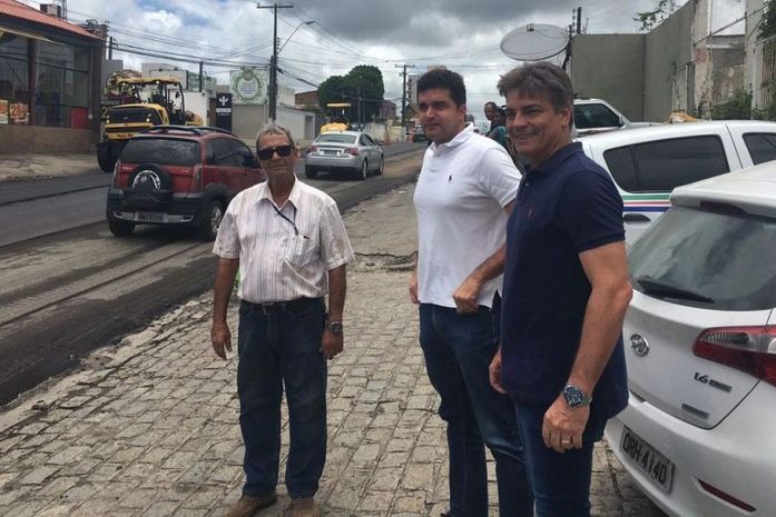 Prefeito Rui Palmeira vistoria obras na Av. Rotary