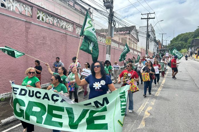 Trabalhadores da educação estadual realizam protesto e cobram avanço nas negociações com o Governo