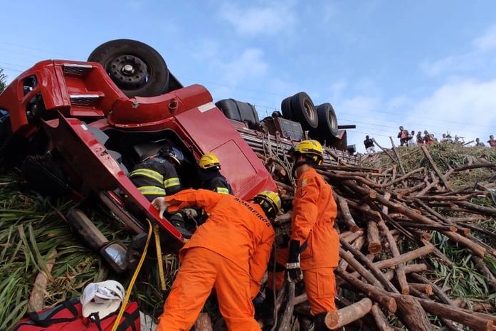 Motorista fica preso às ferragens durante capotamento de caminhão na BR-104