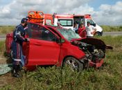Acidente entre carro e caminhão deixa duas pessoas feridas na BR-101