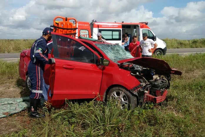 Acidente entre carro e caminhão deixa duas pessoas feridas na BR-101