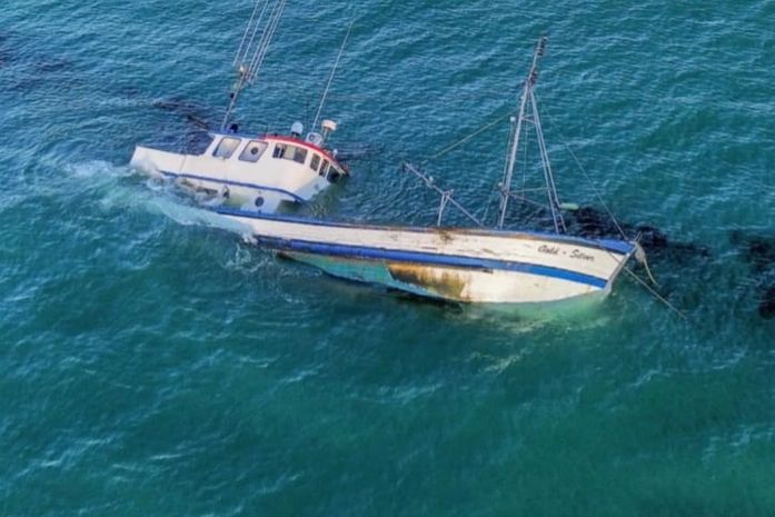Marinha instaura inquérito e atua para conter mancha de óleo após naufrágio em Japaratinga