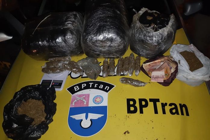 Com os suspeitos foram apreendidos 12,634 kg de maconha