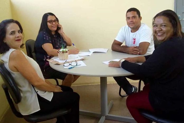 Prefeita Rita (camisa branca) com Valquíria Cândido e assessores