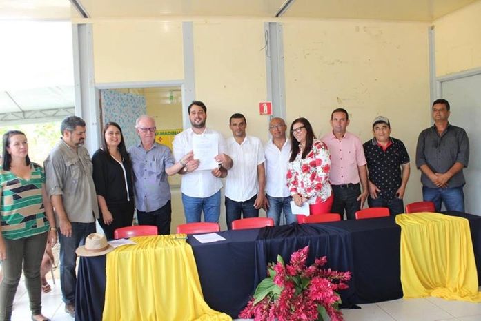 Prefeito assina ordem de serviço para reforma de seis escolas na zona rural de Santana do Mundaú