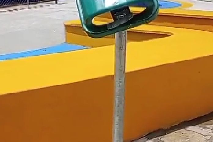 Lixeira recém-instalada é furtada de praça no bairro Benedito Bentes, em Maceió