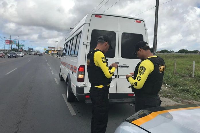 SMTT autua 35 veículos de transporte remunerado